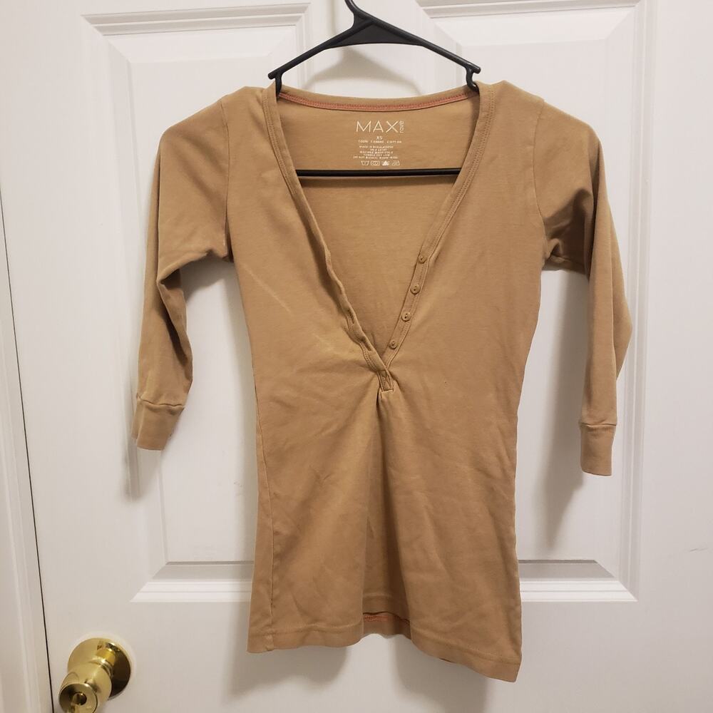 Max Camel-Colored 3/4 Sleeve Top Feat a Deep V-Neckline Classic Small #A43PJ